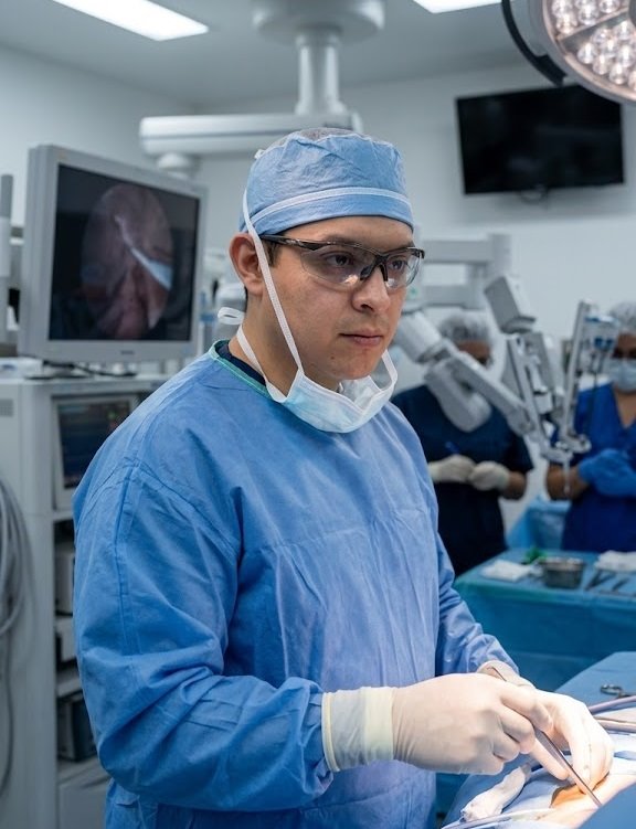 El Dr. Rodríguez Lee durante un procedimiento